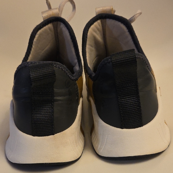 Nike Athletic Shoes in Cream and Gold - Picture 4 of 13